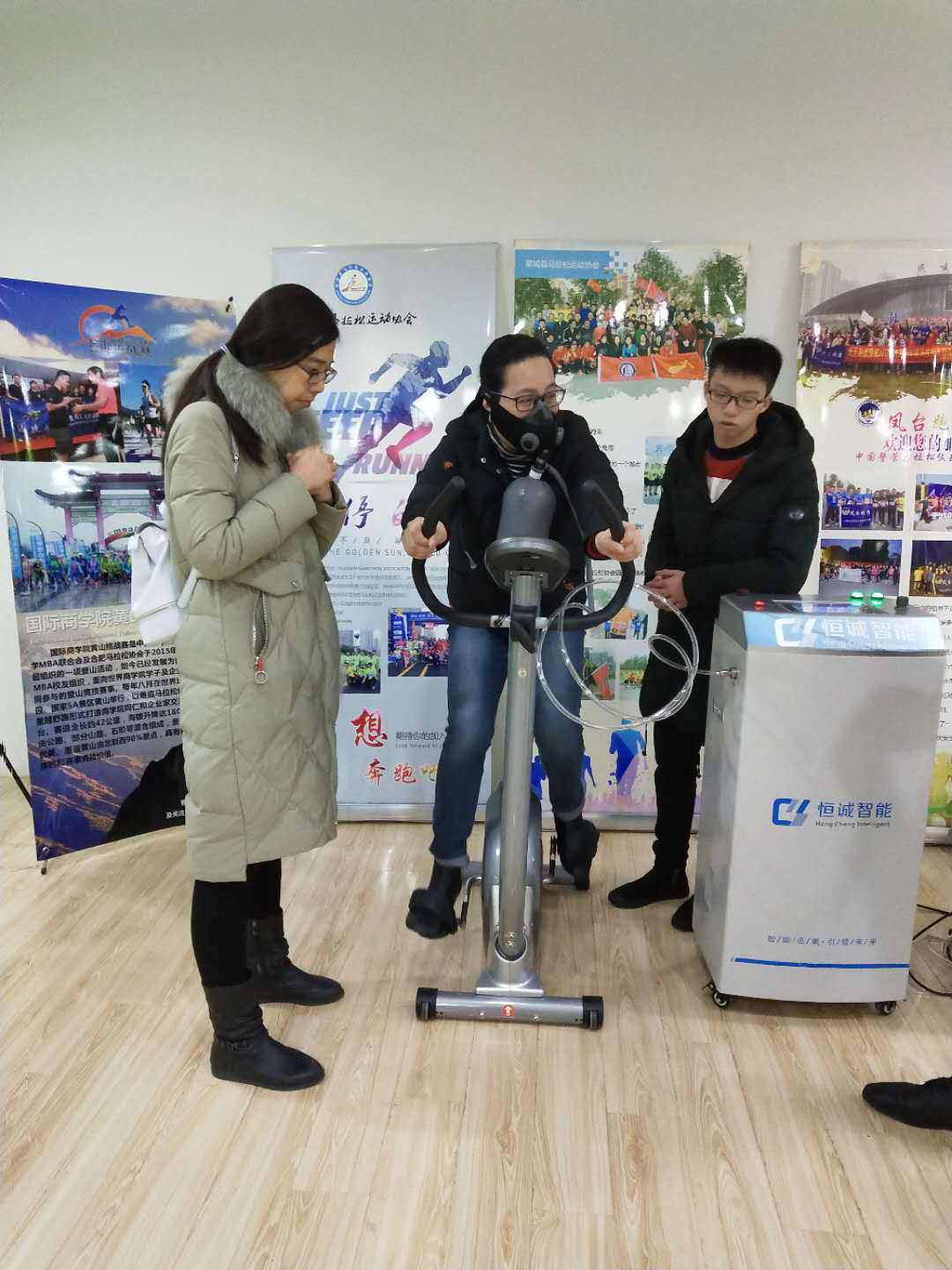 圖三：合肥馬協(xié)會員參與低氧呼吸訓(xùn)練